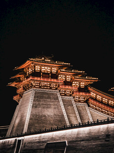 夜幕下的中式古建筑