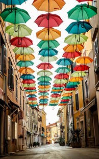 彩色伞装点的梦幻小巷