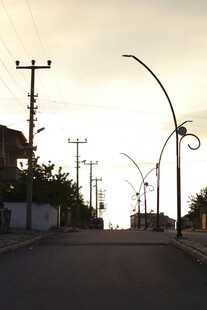 黄昏下的街道与路灯