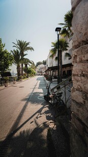 街道旁的自行车与建筑景观