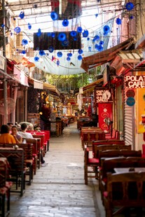 热闹风情的特色街道景象