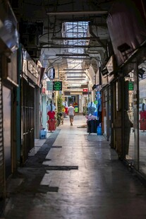 老旧市场内的狭长过道