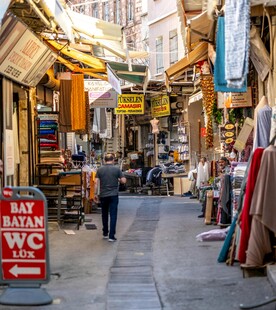 狭窄街道上的热闹商铺