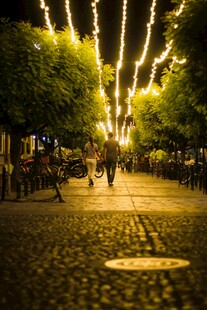 夜晚街道的璀璨灯光美景