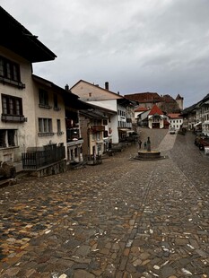 古朴小镇的宁静石板街道