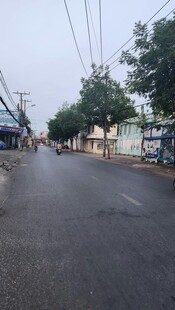 雨后空旷街道景象