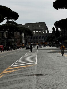 罗马街道与远处的斗兽场