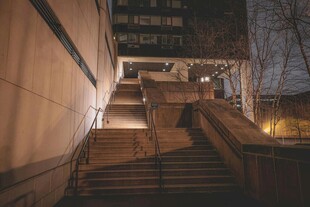 夜晚城市中的静谧阶梯