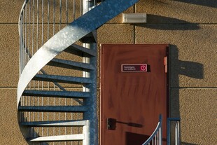 户外螺旋楼梯与棕色房门