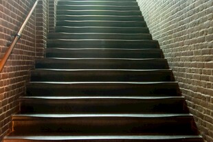 复古砖墙中的深色楼梯