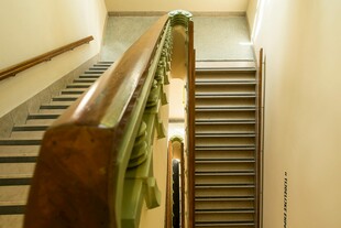 复古风格木质楼梯景观