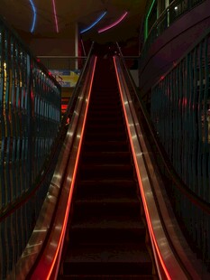 夜间绚丽自动扶梯