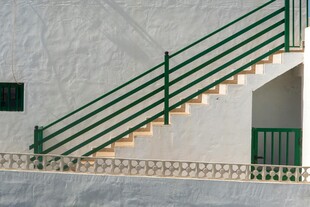 简约绿栏杆白色楼梯一角