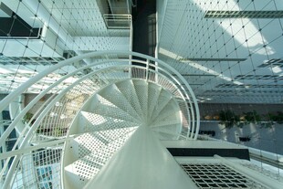 现代建筑内的白色螺旋楼梯