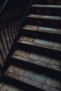 老旧木质楼梯的沧桑质感