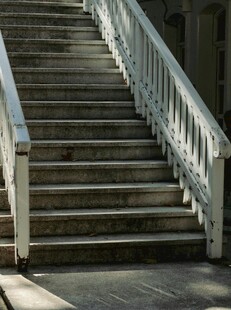 复古风格的户外木质楼梯