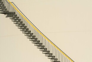 金属楼梯的简约线条美感