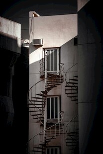 老旧建筑的光影与阶梯
