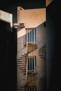 阳光下的老式建筑外墙