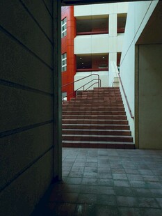 校园内的红砖楼梯通道