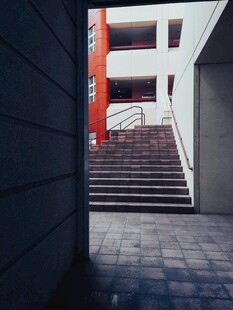 建筑内的阶梯通道景象