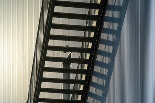 仰视下的现代建筑轮廓