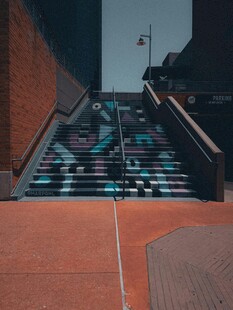 彩色涂鸦装饰的户外楼梯