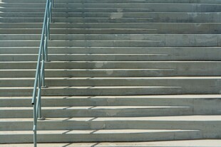 金属质感楼梯扶手与台阶