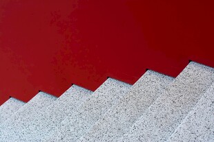 红色背景下的灰色阶梯