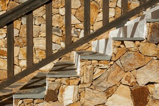 石墙旁的金属扶手楼梯