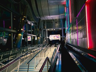 未来感十足的自动扶梯场景