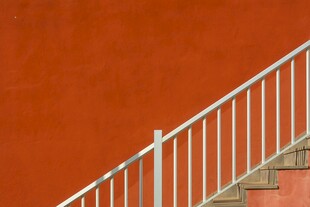 橙墙白栏的简约楼梯