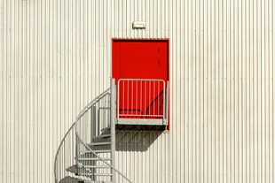 红色阳台与螺旋楼梯景观