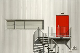 红门旁的现代简约楼梯