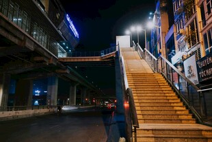 夜晚城市中的阶梯景象