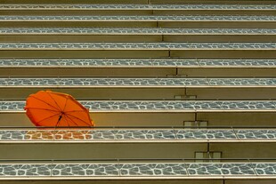 中式屋顶上的橙色油纸伞