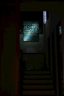 昏暗楼道中的发光指示牌