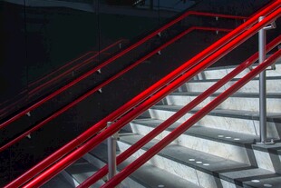 红色扶手的现代风格楼梯