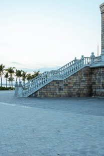 海滨石砌台阶与远处灯塔