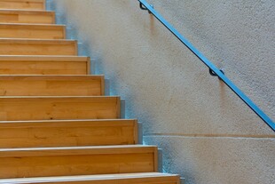 木质楼梯与蓝色扶手