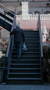 男子独自走上深色楼梯