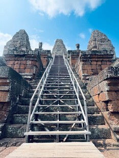 古老寺庙的陡峭阶梯