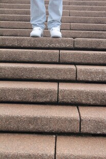 人立台阶上 展现坚毅步伐