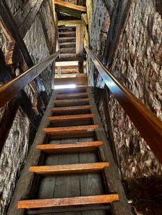 复古木质楼梯的深邃空间