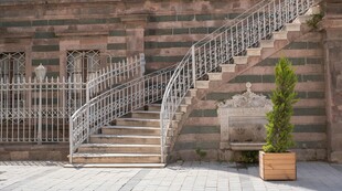 户外铁艺螺旋楼梯景观