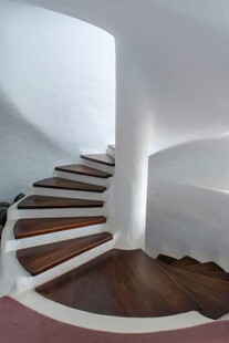 现代简约风格白色旋转楼梯