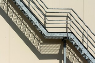 建筑外的金属楼梯护栏