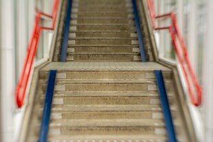 室内木质楼梯及红色扶手