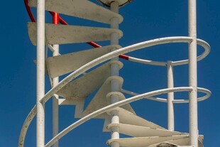 白色螺旋楼梯 蓝天背景