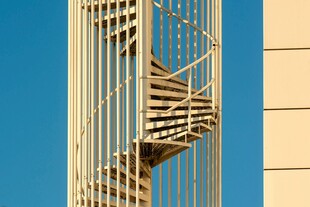 高耸建筑的独特螺旋楼梯